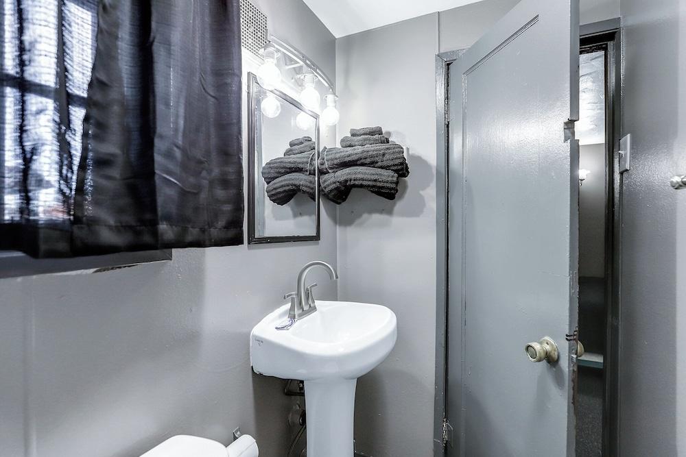 Cedar Village Motel photo 3