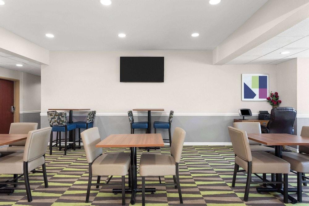 Microtel Inn & Suites by Wyndham Panama City photo 40
