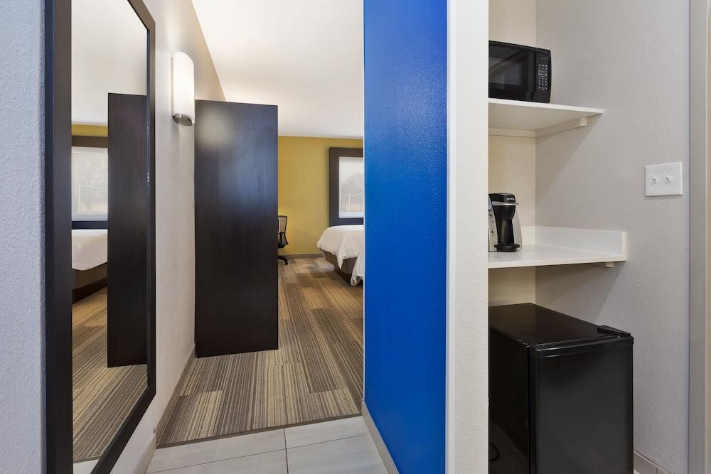 Holiday Inn Express Detroit-Warren by IHG photo 4