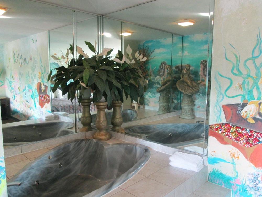 Delux Inn & Suites photo 12