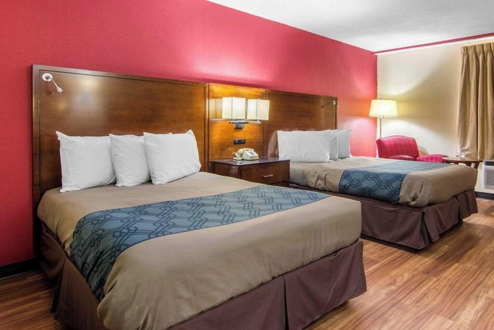 Forsyth Inn & Suites photo 5