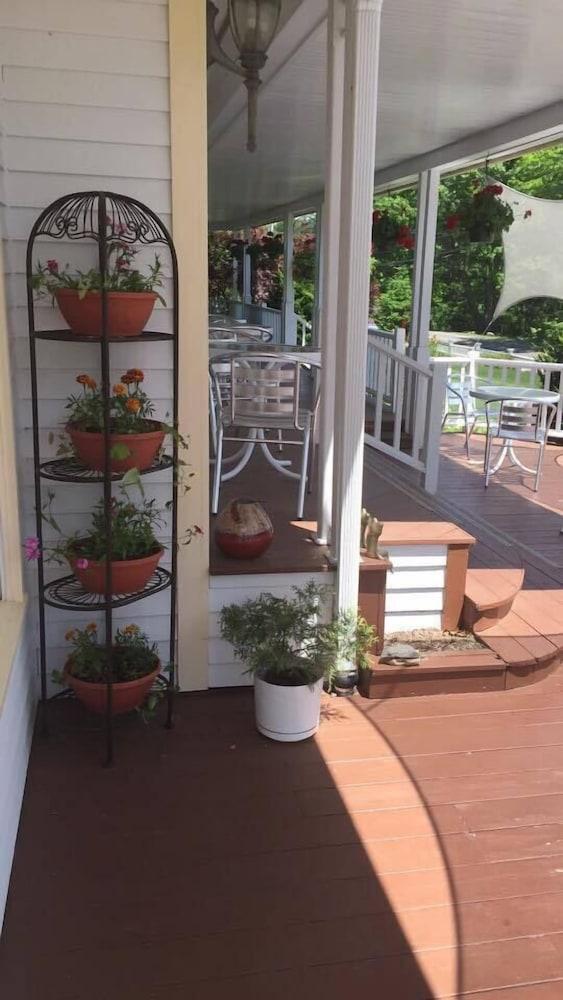 Mount Battie Inn photo 91
