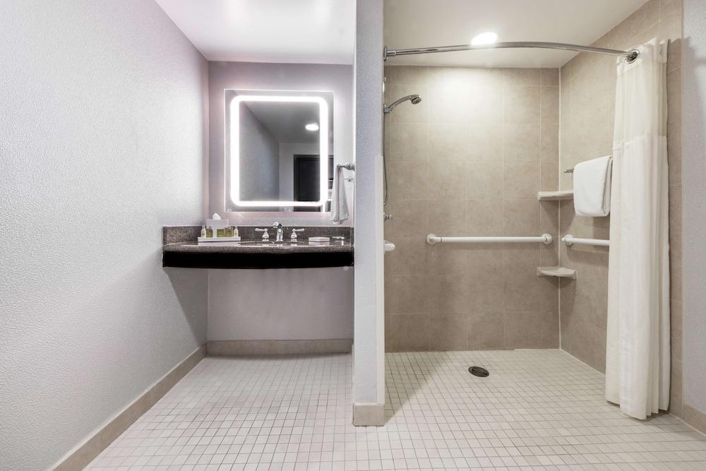DoubleTree by Hilton Newark Penn Station photo 51