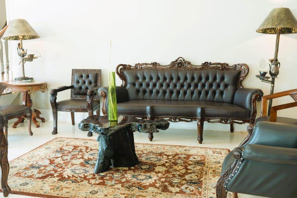 Oak Tree Hotel photo 3