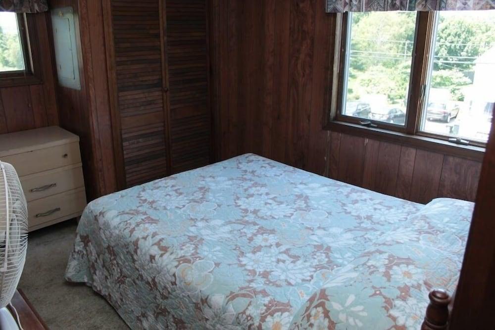 The Villager Motel photo 25