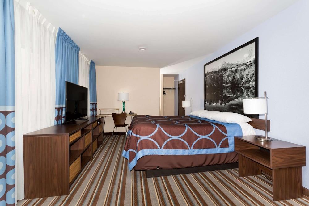 Super 8 by Wyndham Longmont/Twin Peaks photo 7