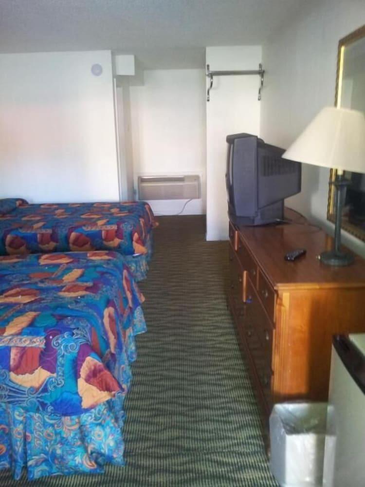 Deluxe Inn photo 22