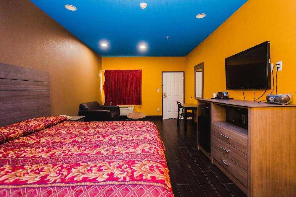 Moonlight Suites - Houston George Bush Intl Airport photo 24