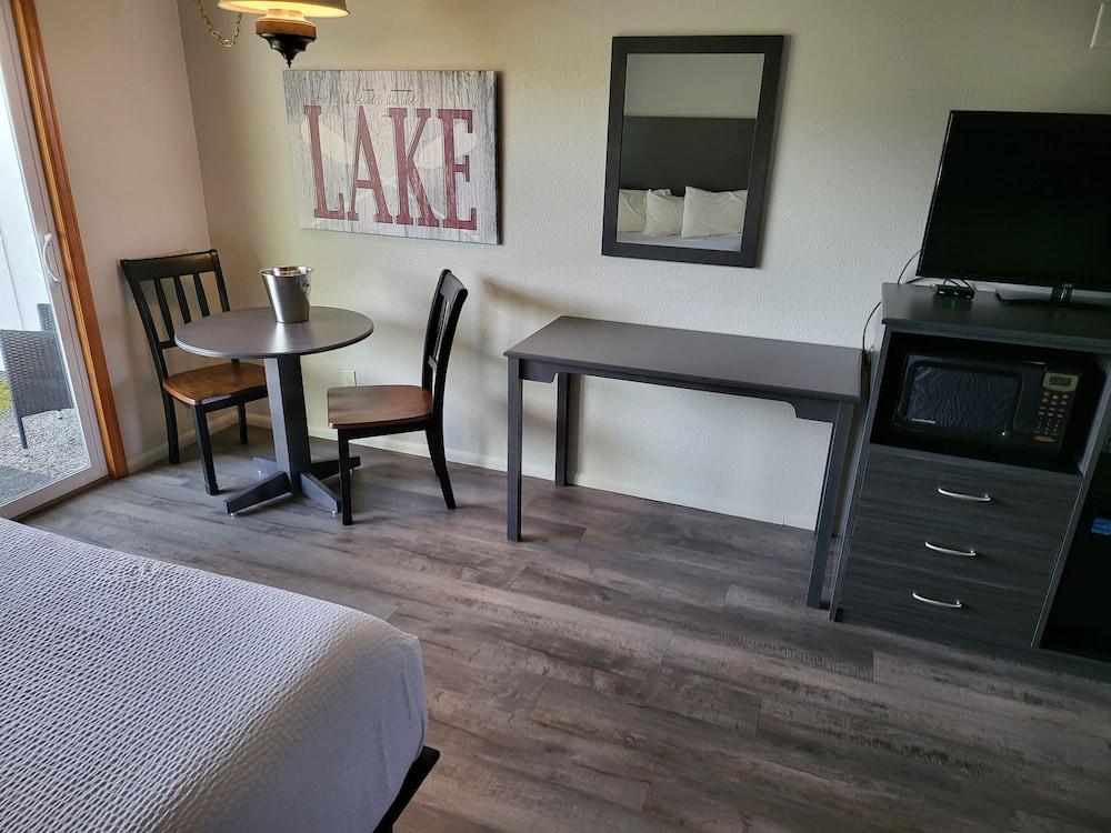 Lakeshore Lodge photo 25