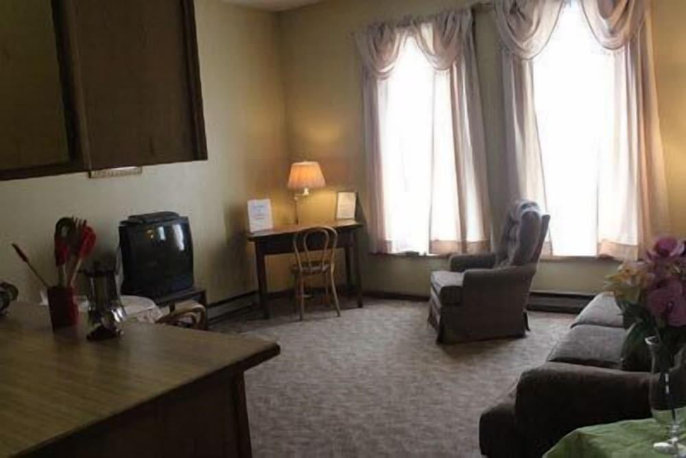 Smedley's Suites photo 14