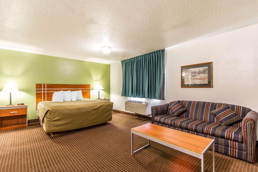 Econo Lodge Inn & Suites Pekin - Peoria Area photo 27