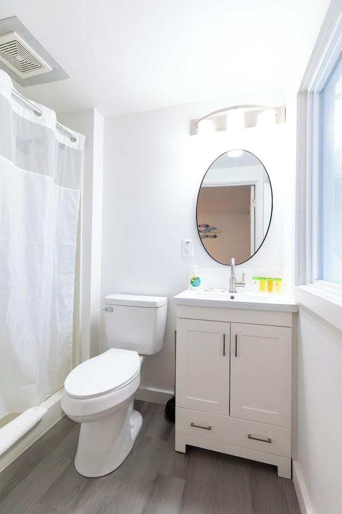 Anchor Bay Inn and Suites photo 43