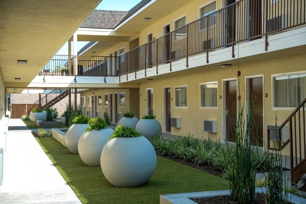 Lemon Heights Inn photo 7