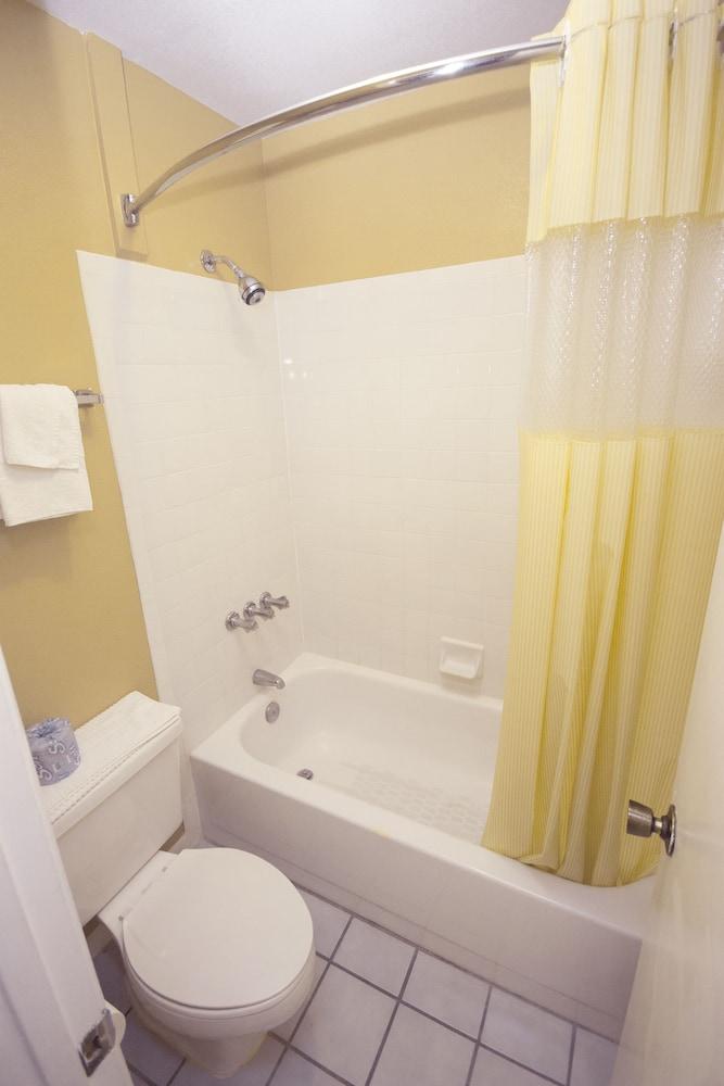 Days Inn by Wyndham DeFuniak Springs photo 13