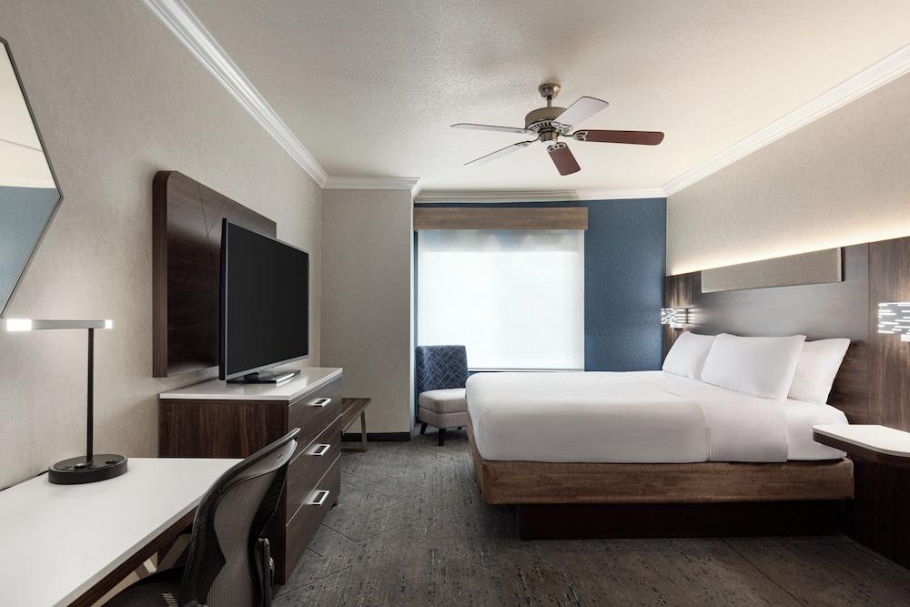 Holiday Inn Express and Suites Bakersfield Central by IHG photo 2