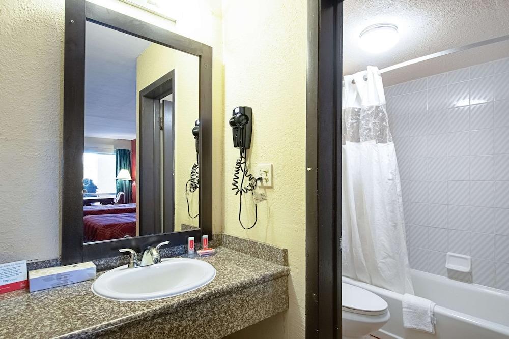 Econo Lodge Inn & Suites Clearwater Central photo 23