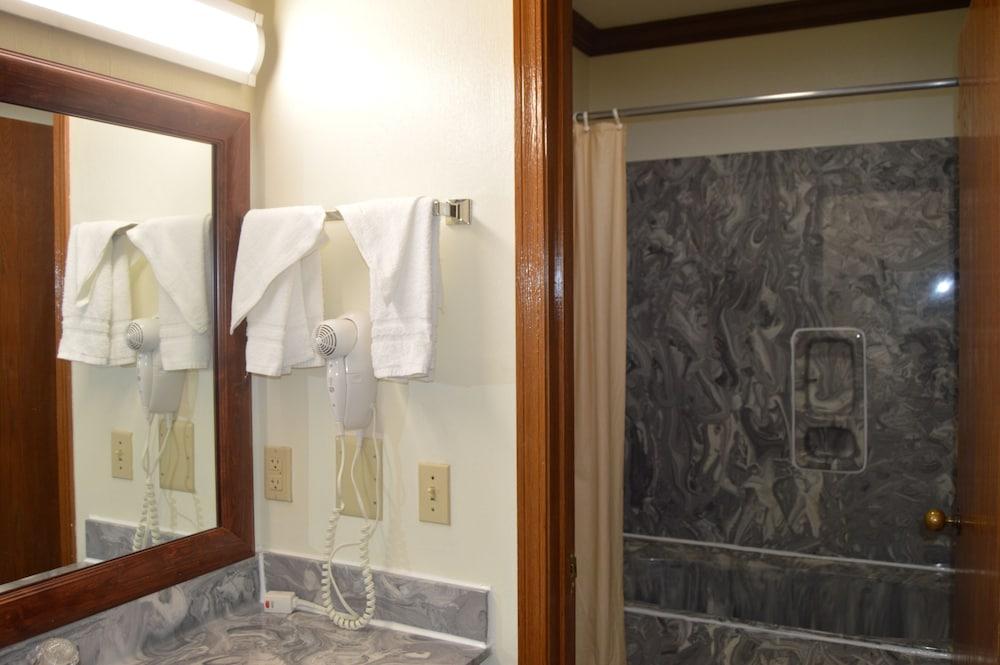 Economy Inn - Akron photo 14
