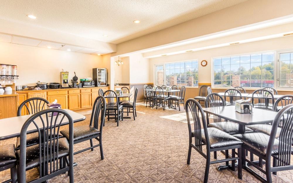 Wamego Inn and Suites photo 12
