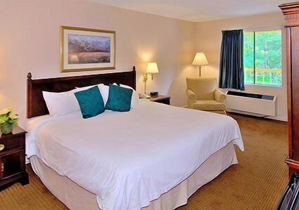 Econo Lodge Inn & Suites Columbus near Fort Benning photo 6