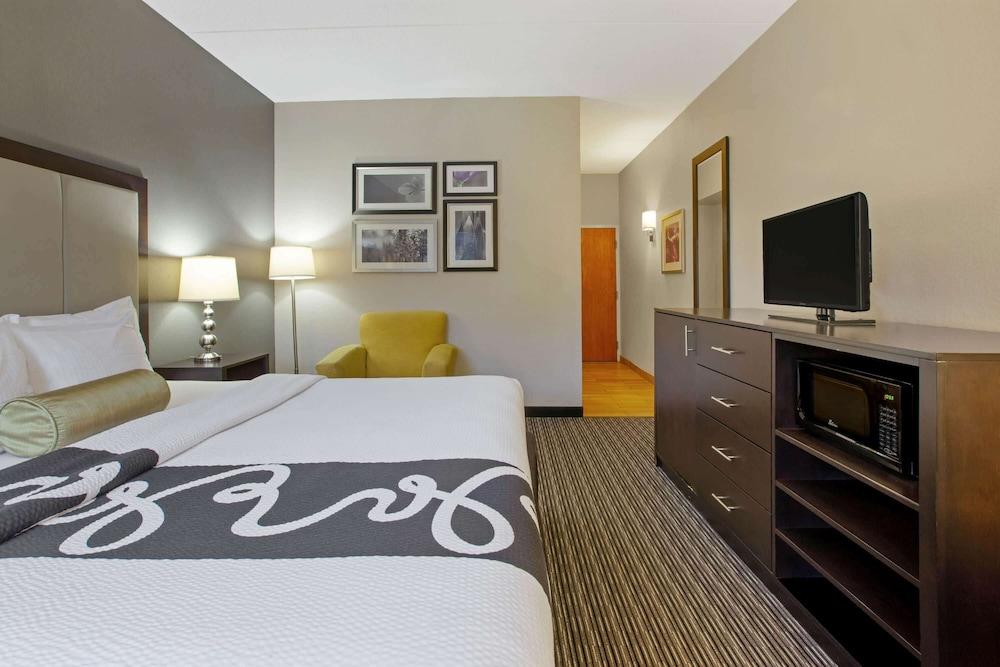 La Quinta Inn & Suites by Wyndham Detroit Metro Airport photo 20