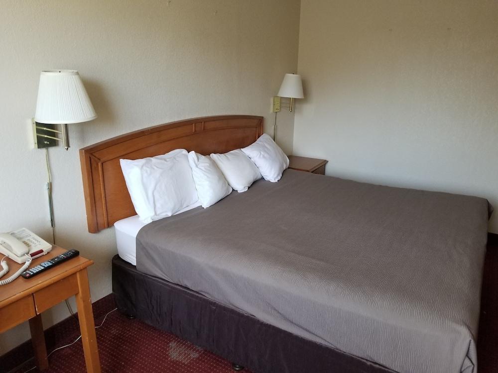Americas Stay Inn photo 18