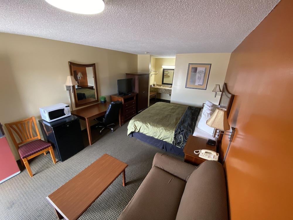 Rodeway Inn photo 10