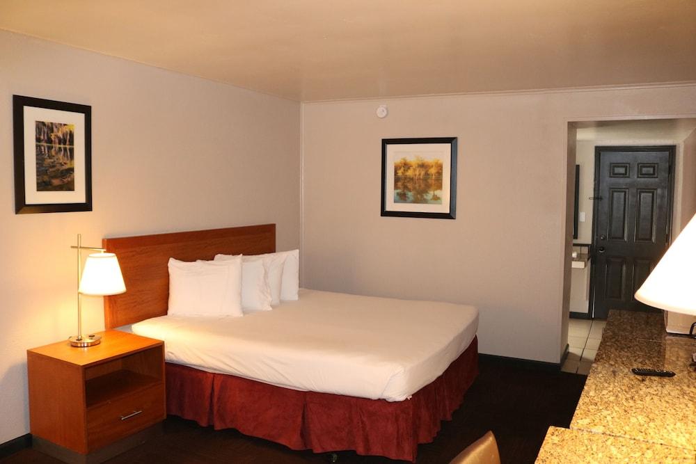 Friendship Inn photo 13