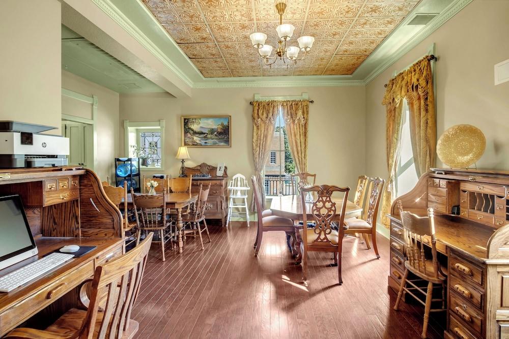 Historic Elgin Hotel photo 39