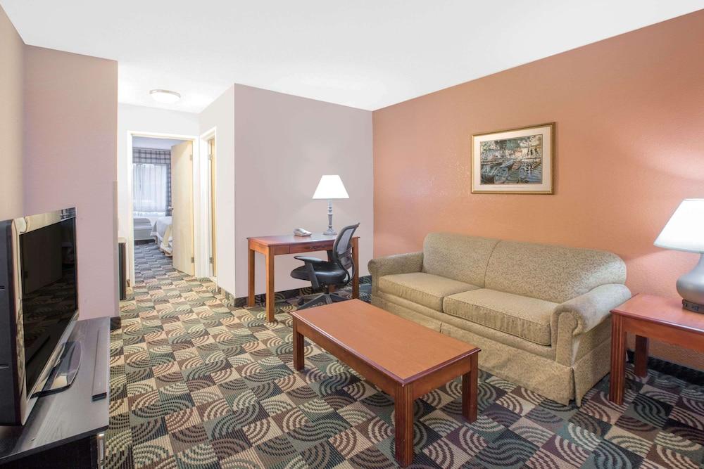 Days Inn by Wyndham Hillsdale photo 8