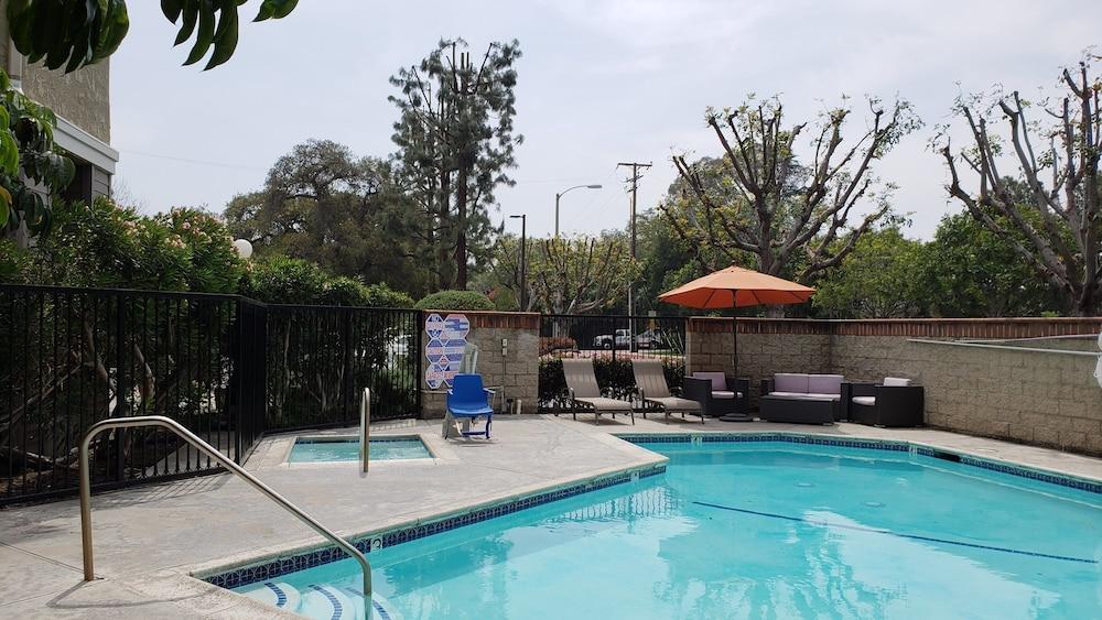 Oak Tree Inn photo 3