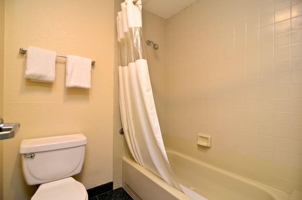 Quality Inn San Diego I-5 Naval Base photo 34