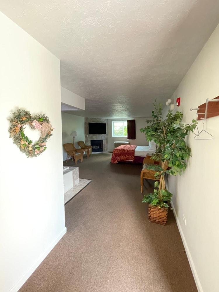 VIBE INN - WHIRLPOOL SUITES photo 29