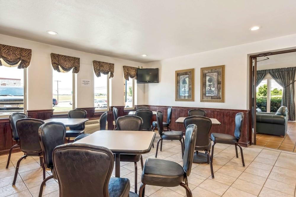 Americas Best Value Inn Paris photo 18