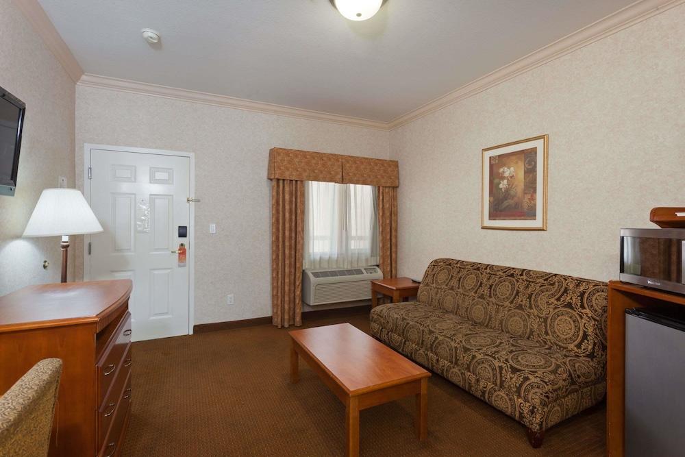 Howard Johnson Hotel & Suites by Wyndham Pico Rivera photo 4