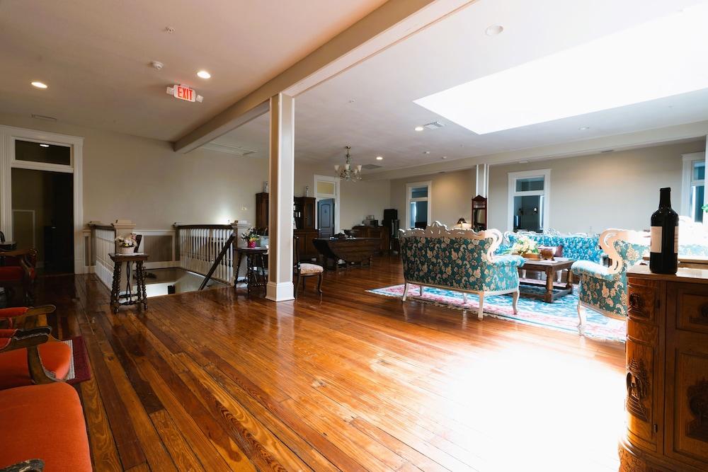 Oak Tree Hotel photo 13
