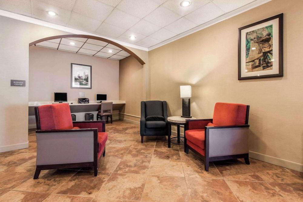 Comfort Inn & Suites Omaha Central photo 17