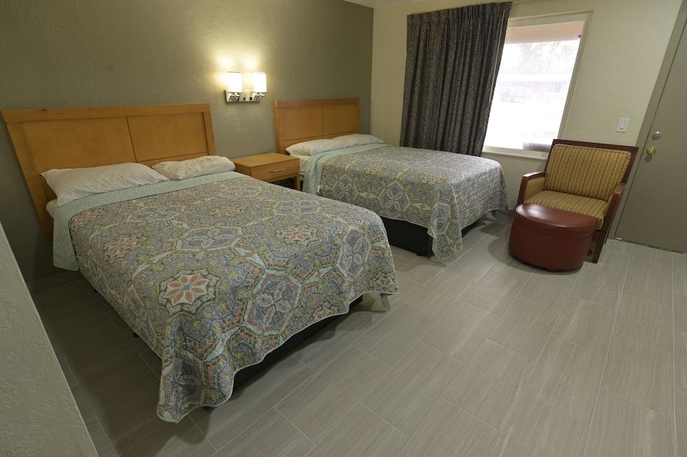 Deluxe Inn photo 8