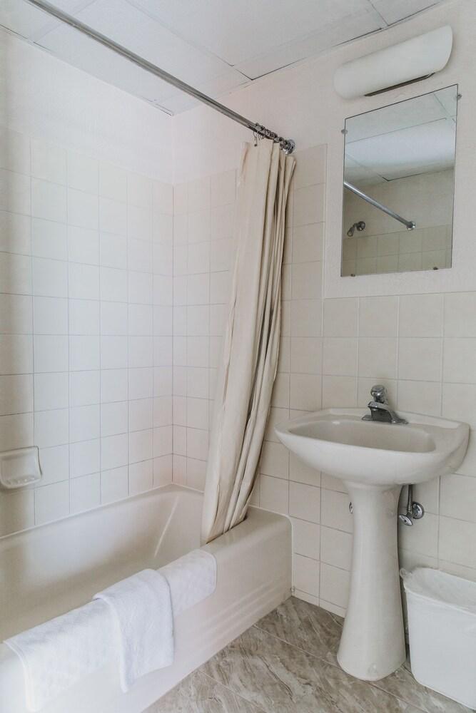 AA Heart of Wildwood Motels photo 60