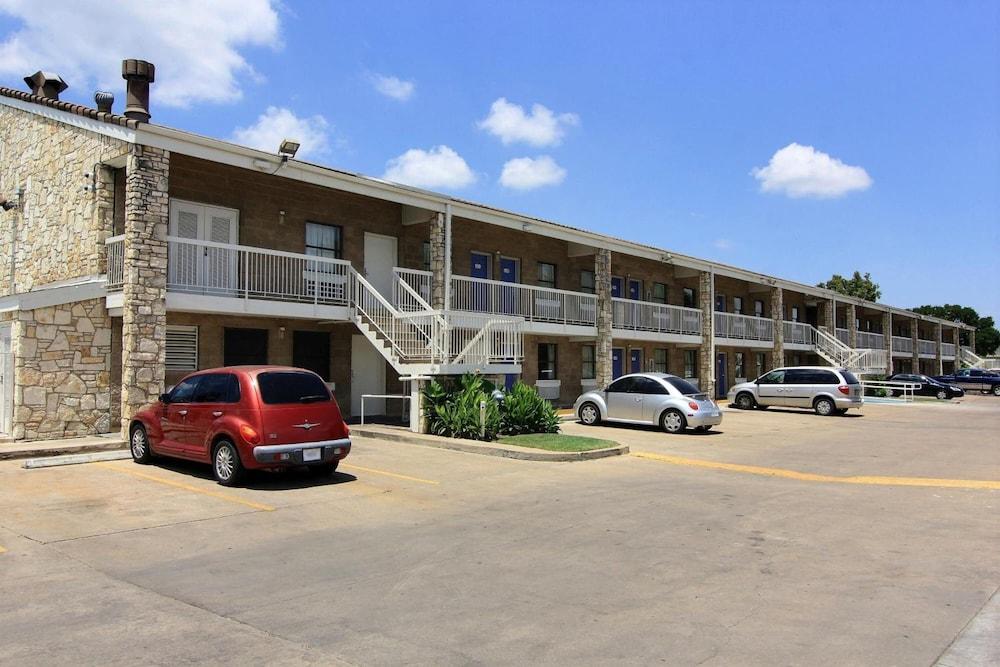 Motel 6 Austin, TX - Central Downtown UT photo 33