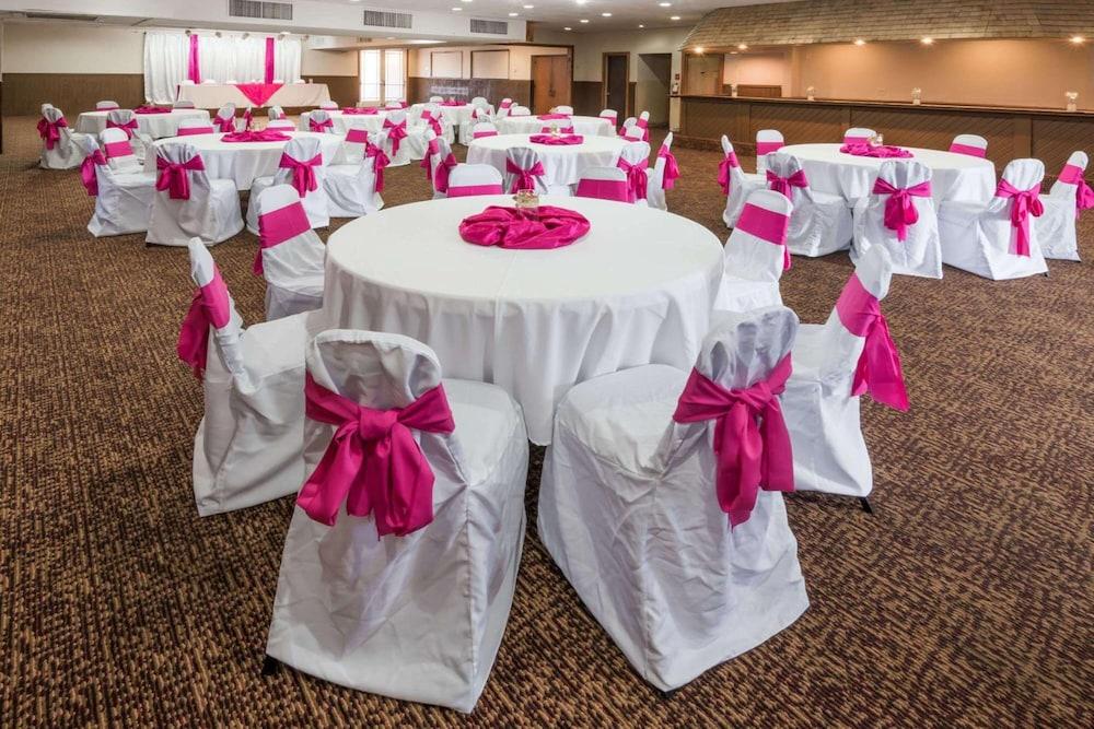 Columbus Grand Hotel & Banquet Center photo 26