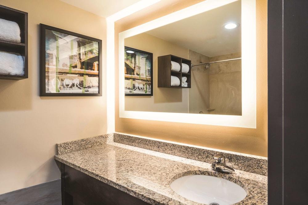 La Quinta Inn & Suites by Wyndham Brooklyn Downtown photo 19