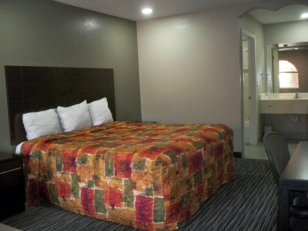 Scottish Inn & Suites photo 37
