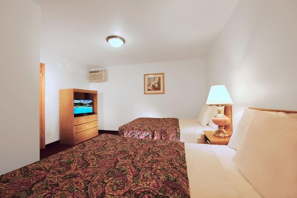 Shamrock Motel photo 21