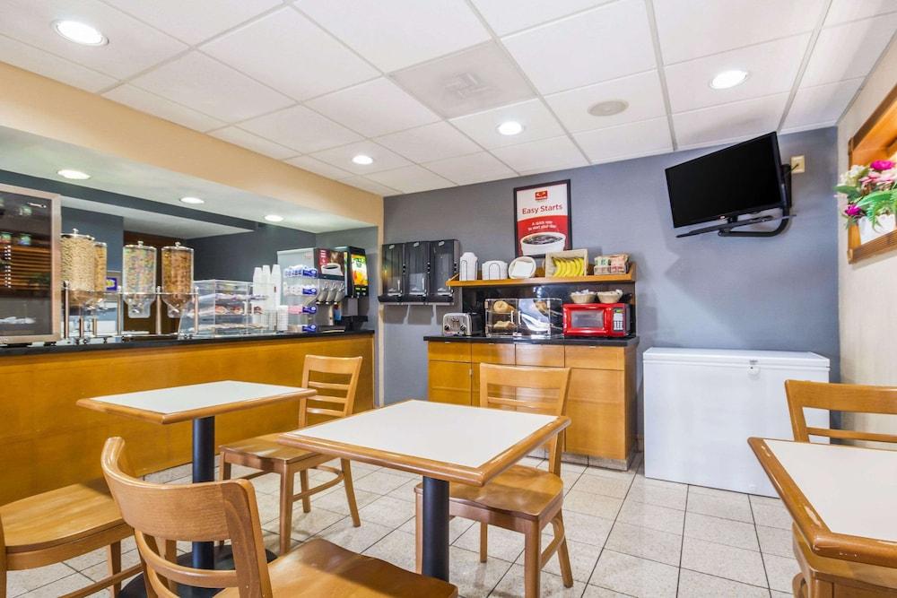 Econolodge Inn & Suites photo 52