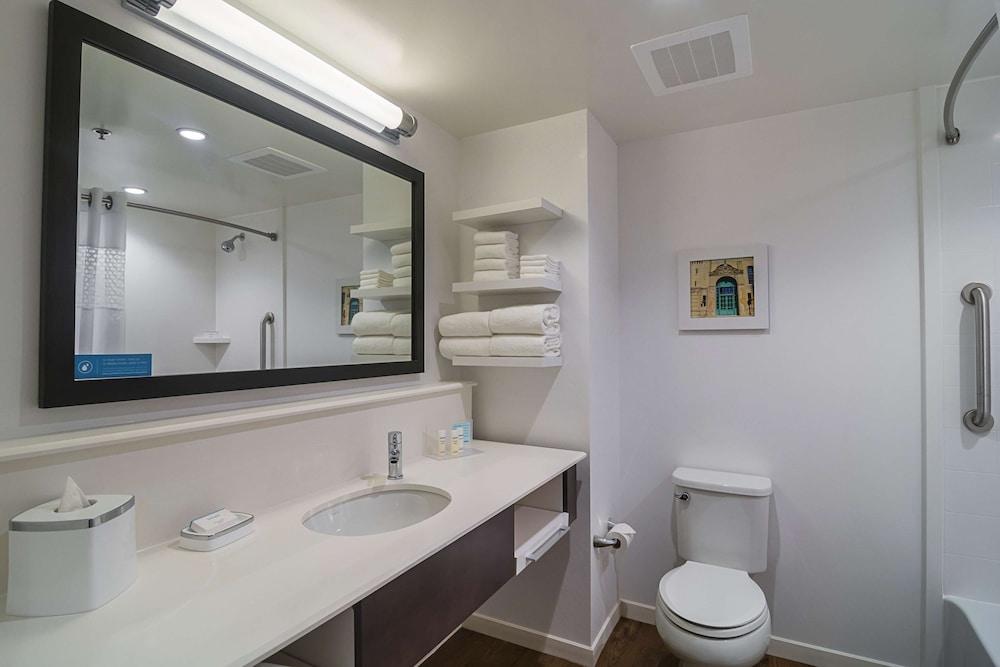 Hampton Inn Chicago North-Loyola Station photo 30
