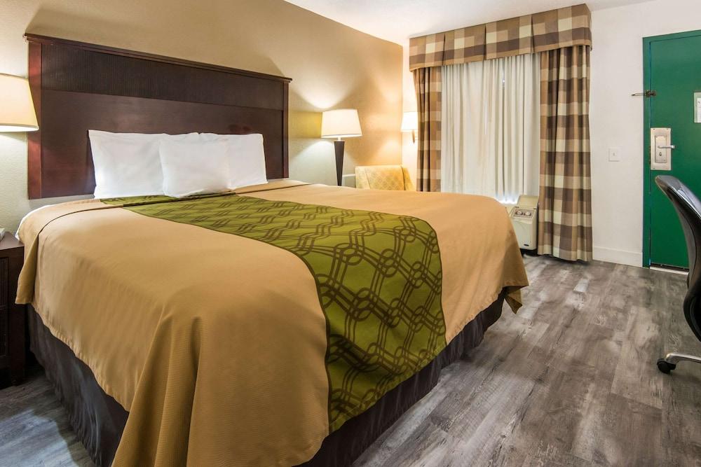 Econo Lodge Inn & Suites Macon North photo 9