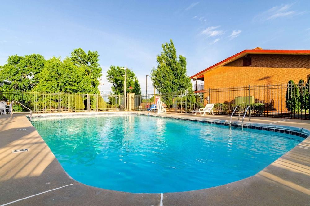 Econolodge Inn & Suites photo 47