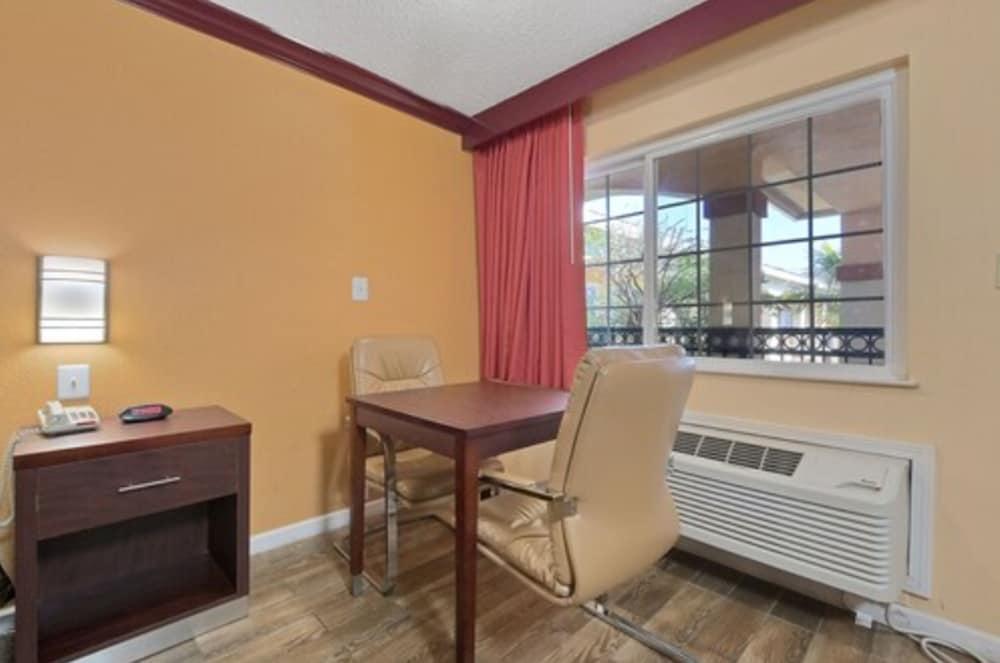 America's Deluxe Inn photo 17