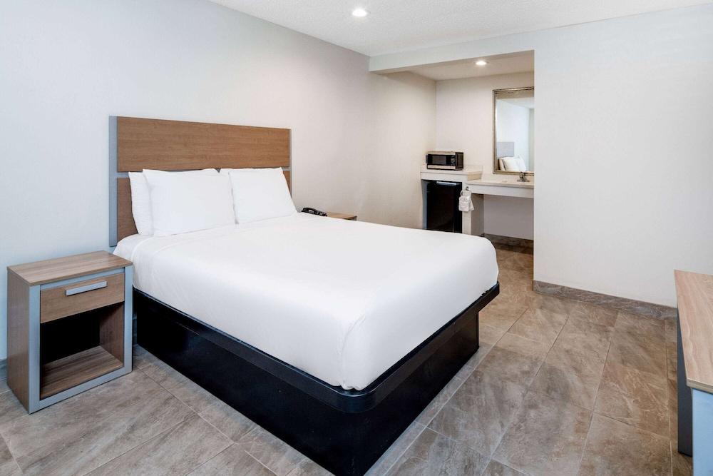 Super 8 by Wyndham Bakersfield Ca photo 13