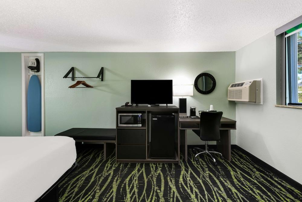 Baymont by Wyndham Liberty MO photo 8